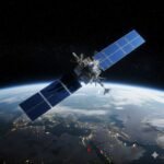 মহাকাশের নীল দিগন্তে পৃথিবীর কক্ষপথে প্রদক্ষিণরত একটি অত্যাধুনিক কৃত্রিম উপগ্রহ বা স্যাটেলাইট। স্যাটেলাইটের গায়ে সোলার প্যানেলগুলো সূর্যের আলোয় উজ্জ্বল হয়ে আছে এবং নিচের দিকে পৃথিবীর মানচিত্রের একটি অংশ দেখা যাচ্ছে।